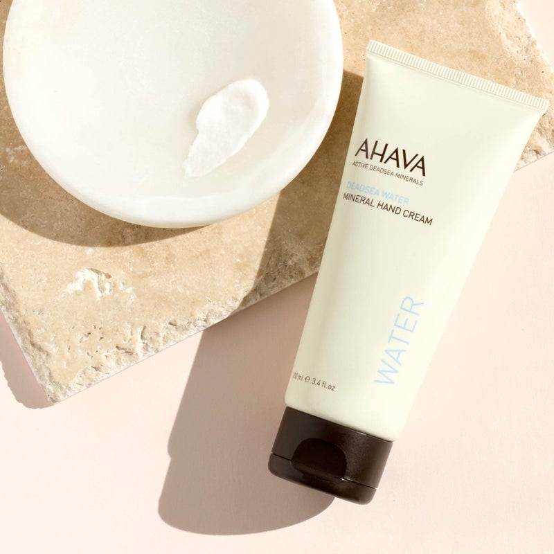 AHAVA كريم يد معدني من مياه البحر الأحمر AHAVA - مرطب يدين للبشرة الجافة والمتشققة، خفيف وسريع الامتصاص، غني بمزيج حصري من أوزموتير، وبلسم هازيل المهدئ، وألانطوين المهدئ، 3.4 أونصة سائلة. - Image 5