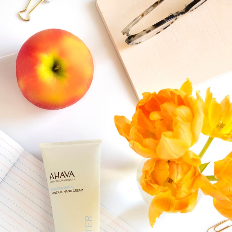 AHAVA كريم يد معدني من مياه البحر الأحمر AHAVA - مرطب يدين للبشرة الجافة والمتشققة، خفيف وسريع الامتصاص، غني بمزيج حصري من أوزموتير، وبلسم هازيل المهدئ، وألانطوين المهدئ، 3.4 أونصة سائلة. - Image 4