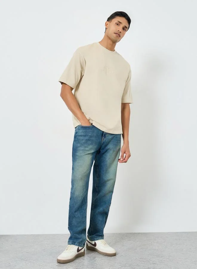 ستايلي تيشيرت واسع بتفاصيل مُطرّزة