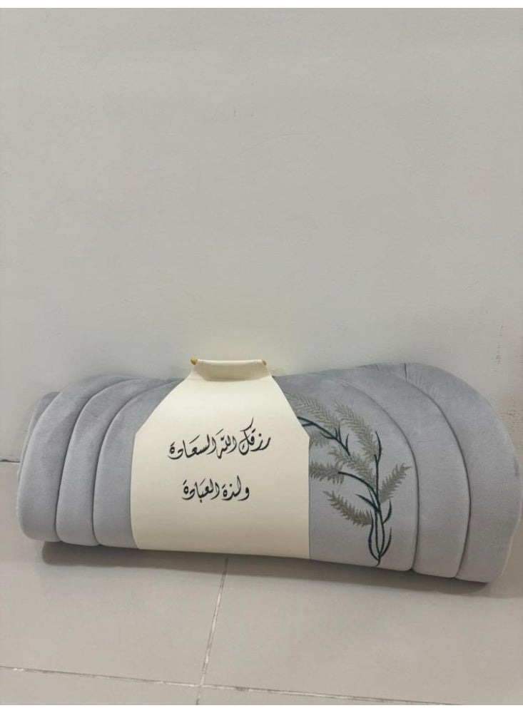 سجّادة مطرّزة بتصميم راقٍ وبألوان هادئة 2 سنتي  تضيف لمسة جمال وفخامة لأي مكان
