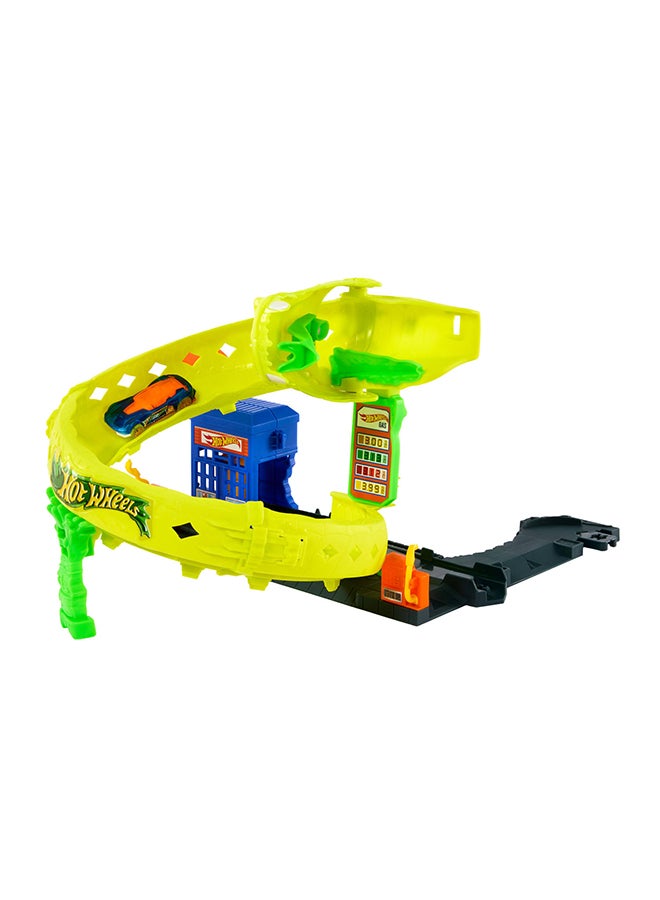 Hot Wheels مجموعة مسار سيارة لعبة، مجموعة محطة وقود ثعبان مع سيارة مصبوبة مقاس 1:64، طريقتان للعب، حلقة لولبية ومسار سرعة - Image 4
