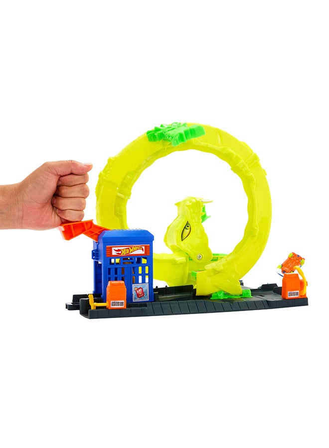 Hot Wheels مجموعة مسار سيارة لعبة، مجموعة محطة وقود ثعبان مع سيارة مصبوبة مقاس 1:64، طريقتان للعب، حلقة لولبية ومسار سرعة - Image 3