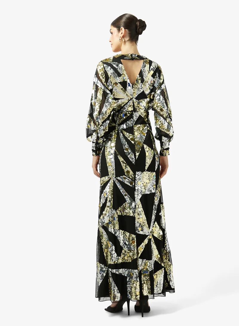 فروك اند فرل فستان ماكسي طويل الأكمام بياقة على شكل حرف  وطبعة