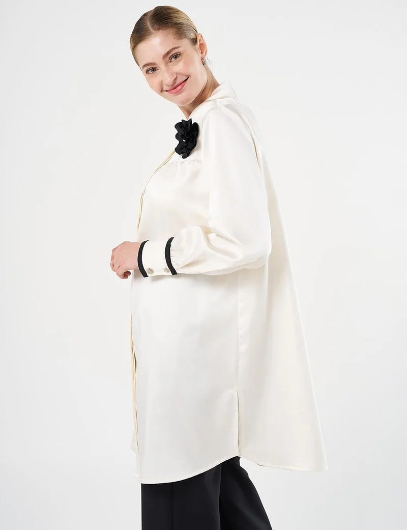 كايرا تونيك ساتان بتفاصيل زهور بلون الإكرو