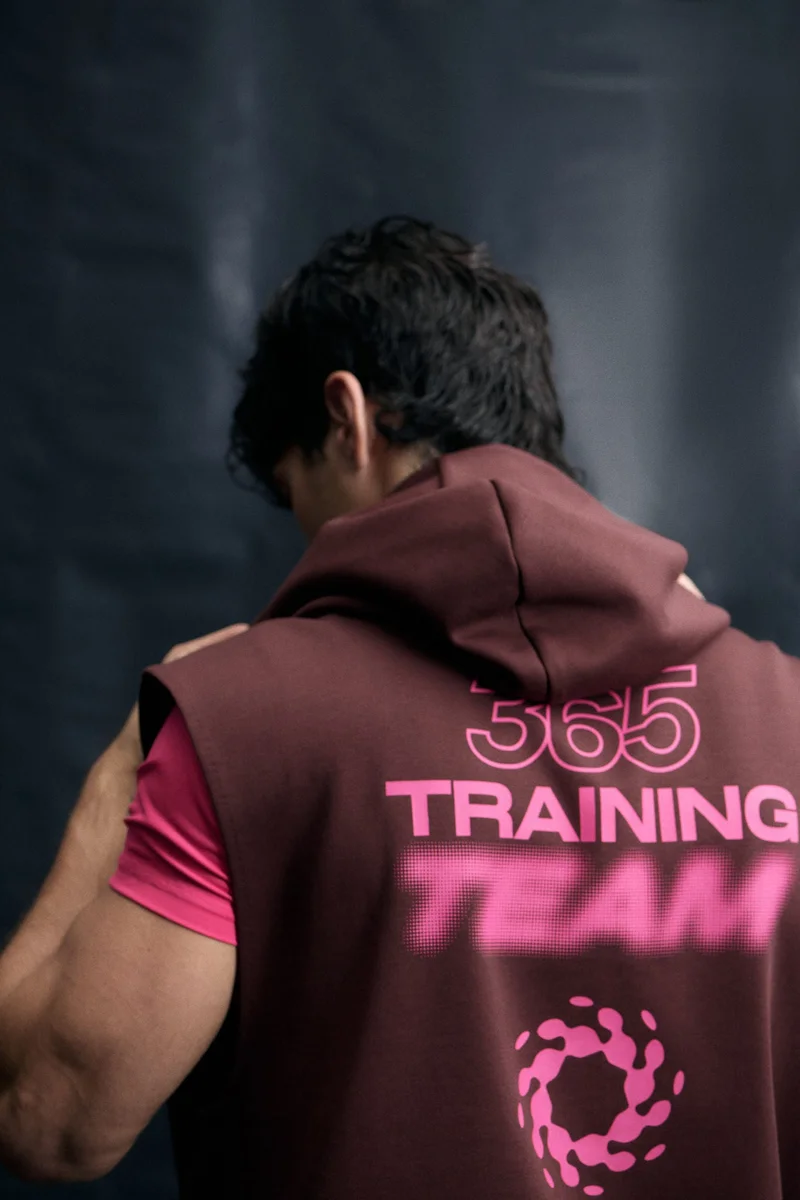 اتش اند ام هودي رياضي بدون أكمام من نسيج دراي موف