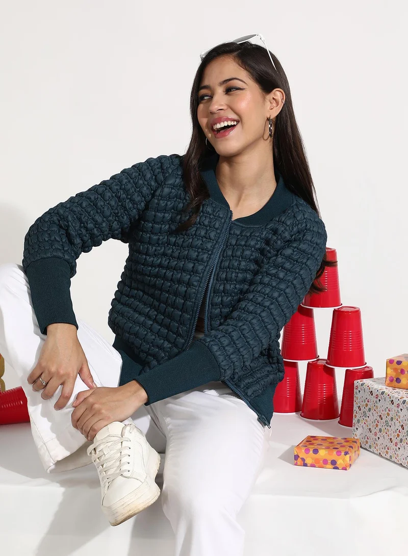 كامبوس سوترا جاكيت نسائي مبطن باللون الأزرق المخضر بتصميم متموج ومكشكش