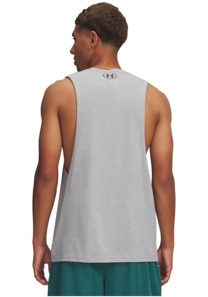 UNDER ARMOUR تي شيرت قصير الأكمام للرجال من أندر أرمور بتصميم رياضي مع قص من الجهة اليسرى للصدر - Image 2