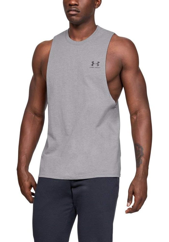 UNDER ARMOUR تي شيرت قصير الأكمام للرجال من أندر أرمور بتصميم رياضي مع قص من الجهة اليسرى للصدر - Image 1