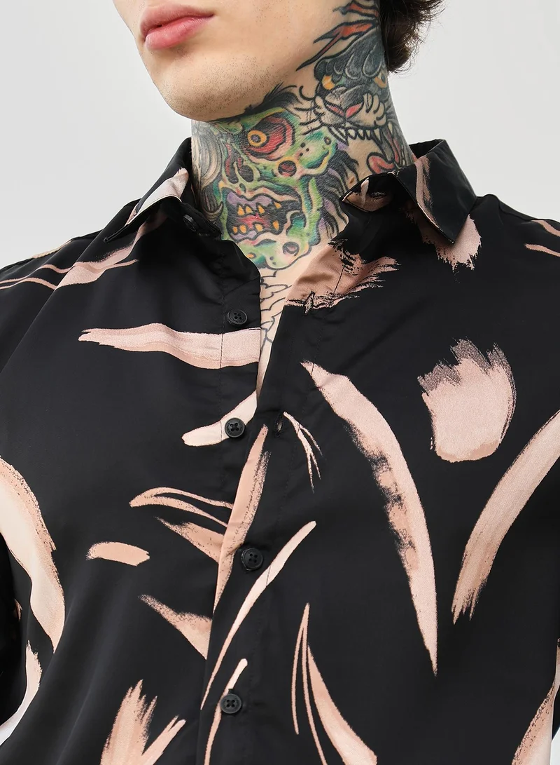 Campus Sutra Campus Sutra Men's Obsidian Black & Ecru Beige Contrast-Strokes Imprint Shirt | Spread Collar , Long Cuffed Sleeves , Button Closure , Curved Hem | Abstract Print Plain | Shirt For Casual Wear
