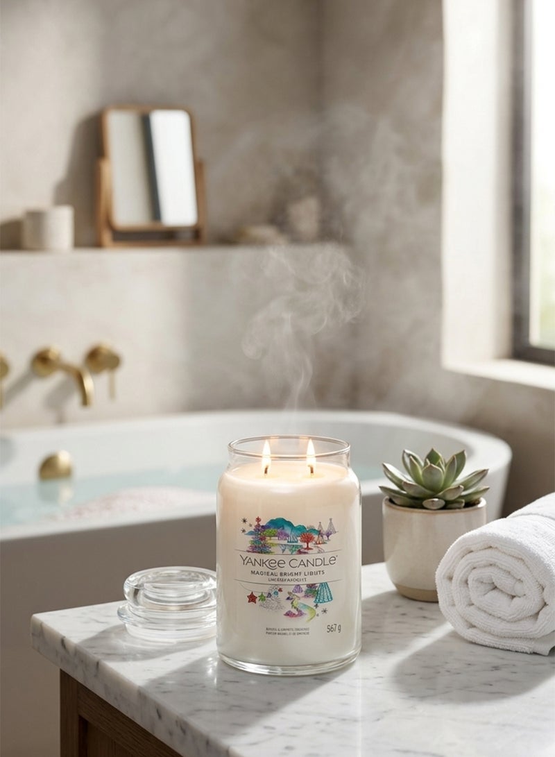 YANKEE CANDLE شمعة معطرة بتوقيع - 567 جرام | أضواء سحرية مشرقة | شمعة ذات فتيلين - Image 5