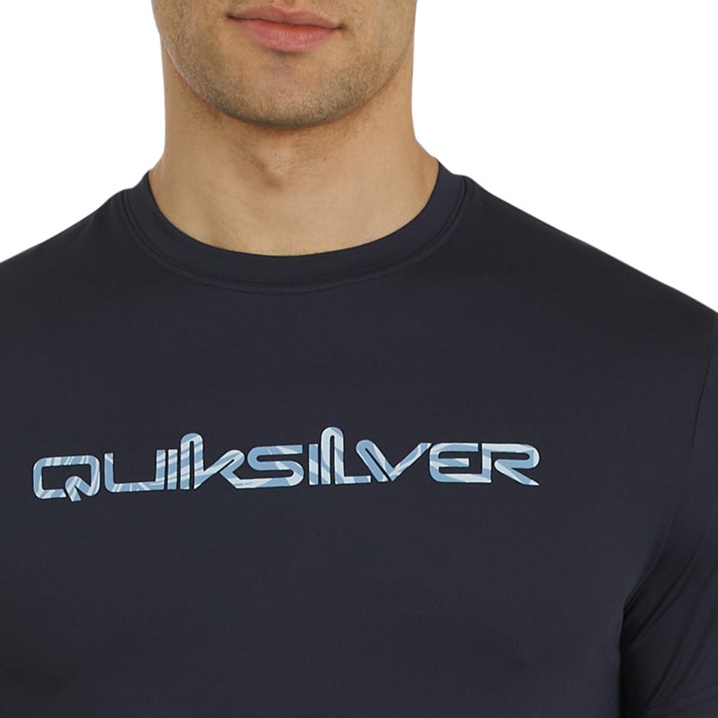 QUIKSILVER قميص واقي من الشمس بأكمام قصيرة للرجال من كويكسيلفر، مقاس عادي، حماية من الأشعة فوق البنفسجية 50، لون أزرق داكن، مقاس كبير جداً - Image 2