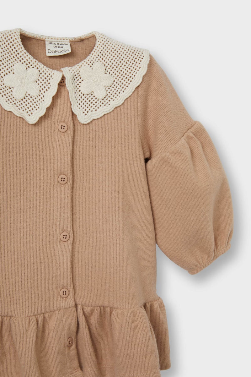 ديفاكتو فستان بناتي محبوك بأكمام طويلة ورقبة كبيرة - Image 2