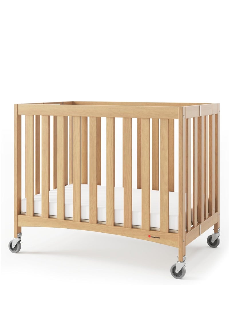 فاونديشن سرير أطفال خشبي صغير قابل للطي من Foundations Travel Sleeper، سرير أطفال محمول مع مرتبة سرير من إسفنج InfaPure مقاس 2 بوصة وعجلات تجارية، سرير فندقي (طبيعي)  - Image 1
