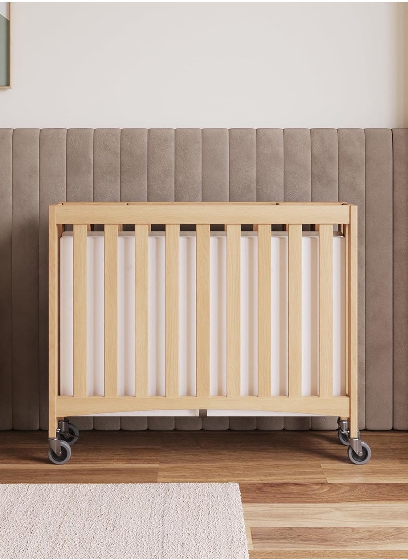 فاونديشن سرير أطفال خشبي صغير قابل للطي من Foundations Travel Sleeper، سرير أطفال محمول مع مرتبة سرير من إسفنج InfaPure مقاس 2 بوصة وعجلات تجارية، سرير فندقي (طبيعي)  - Image 4