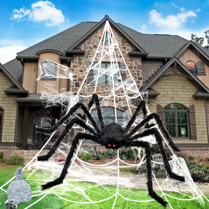HALLOWEEN DECORATIONS OUTDOOR SPIDER WEBS 1PCS GIANT SPIDERS 200 TRIANGULAR WEB WITH HOOK STRETCH WEB AND GROUND STAKES FOR LARGE HALLOWEEN DECOR AND HAUNTED HOUSE DECORATION