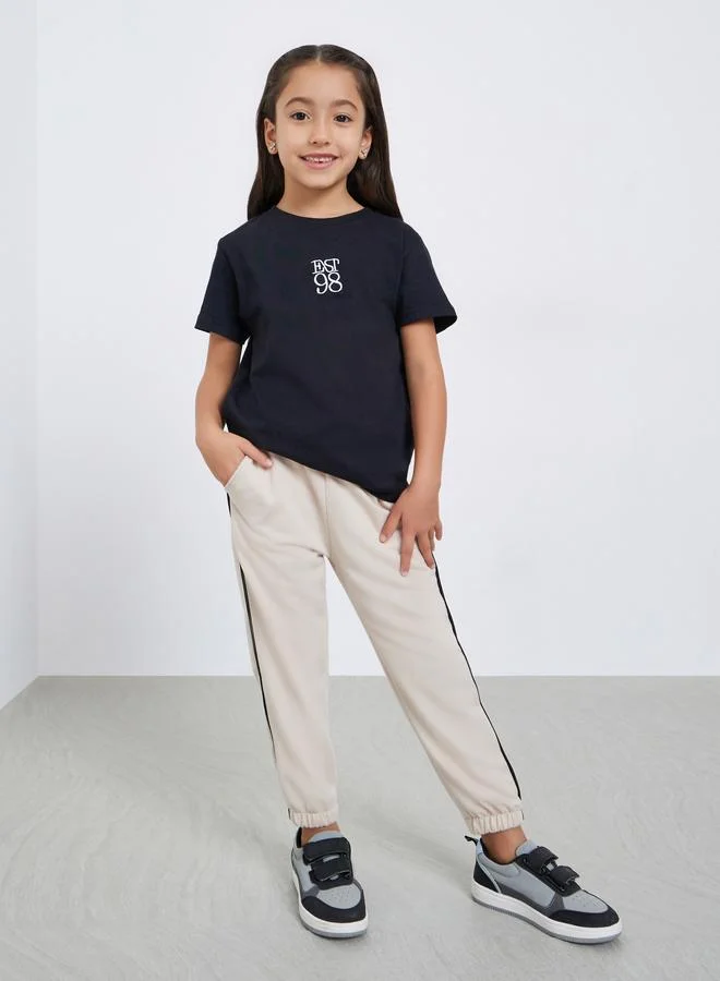 ستايلي جوغر سادة بتفاصيل جانبية