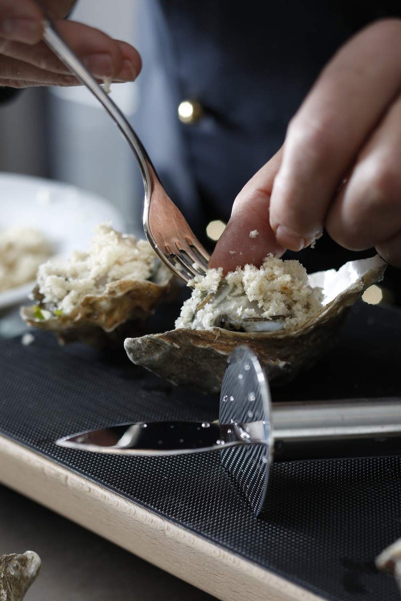 Rösle Stainless Steel Oyster Knife, 6.6-inch - Image 2