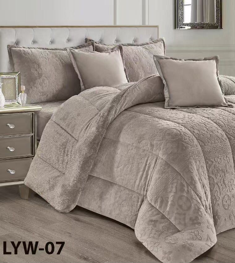 مون مفرش سرير شتوي نفرين بتصميم هندسي ومحفور مصنوع من المخمل والفرو الناعم مكون من 6 قطع ( 1 مفرش +1 شرشف مطاط للمرتبة + 2 كيس مخدة +2 كيس للوسادة المربعة ) مقاس المفرش 230X250 سم - Image 1