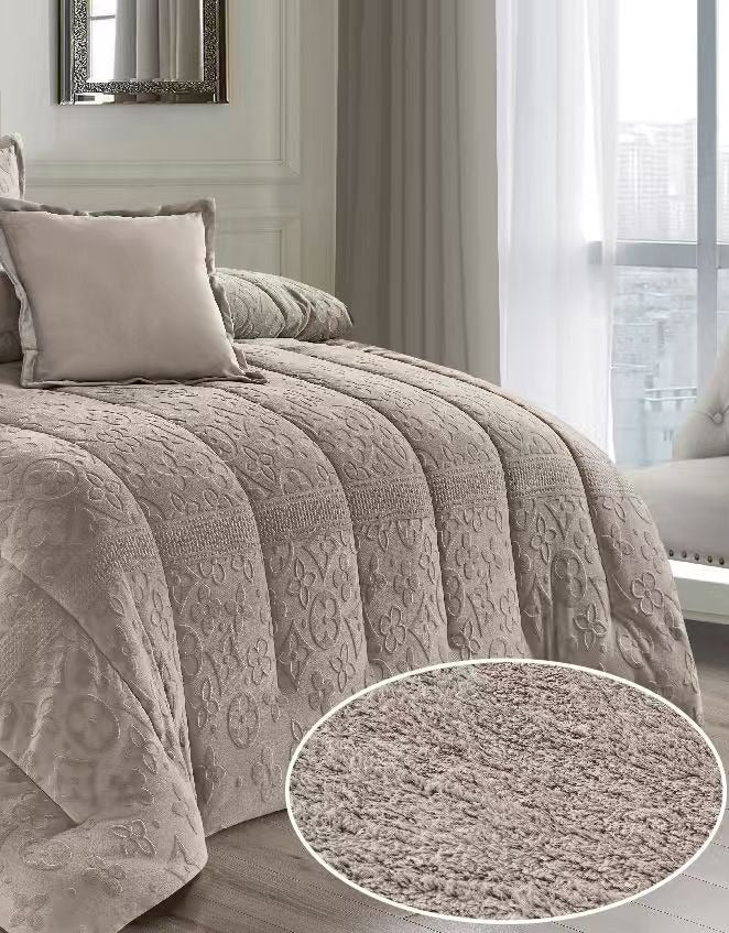 مون مفرش سرير شتوي نفرين بتصميم هندسي ومحفور مصنوع من المخمل والفرو الناعم مكون من 6 قطع ( 1 مفرش +1 شرشف مطاط للمرتبة + 2 كيس مخدة +2 كيس للوسادة المربعة ) مقاس المفرش 230X250 سم - Image 3