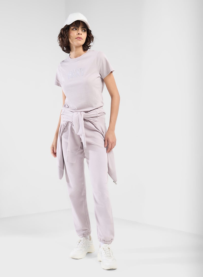 دي كاي أن واي سبورت تيشيرت بطبعة شعار بياقة دائرية - Image 4