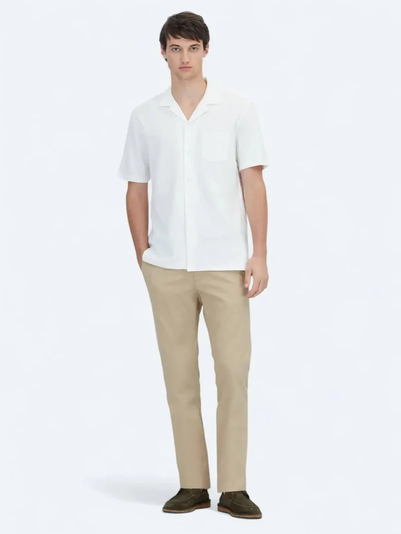 كيب قميص أبيض سادة بقصة عادية، مصنوع من القطن بنسبة 100%، مناسب للإطلالات الكاجوال.