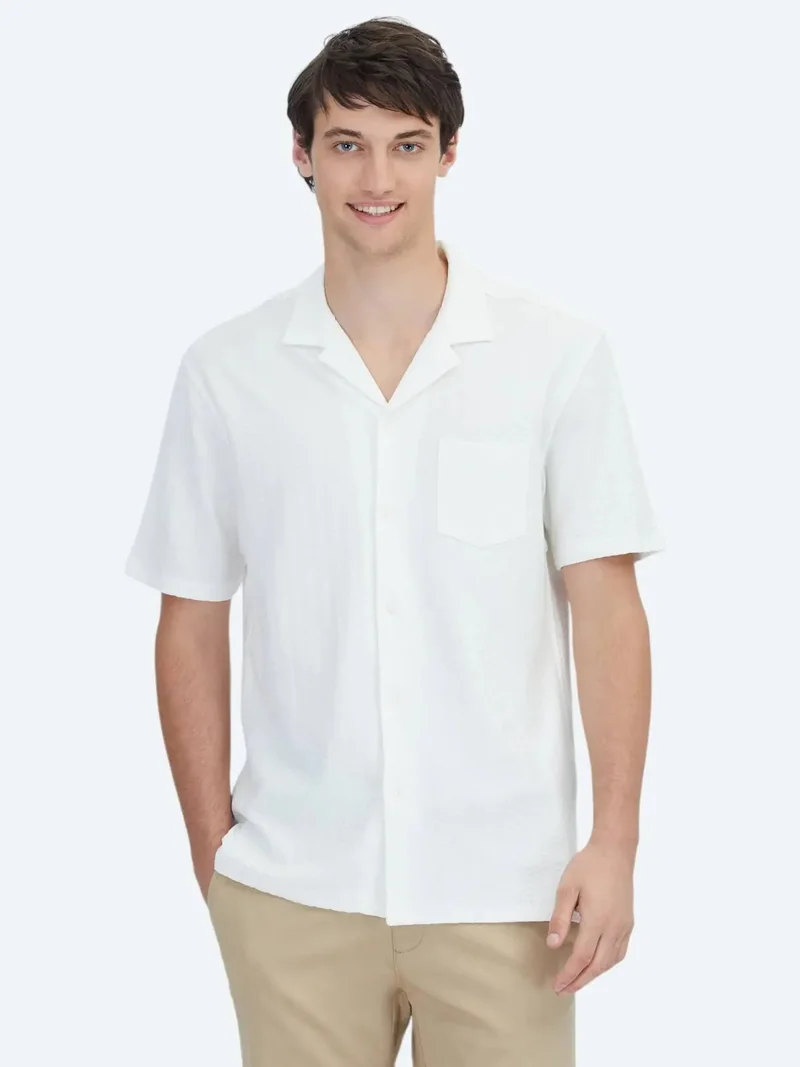 كيب قميص أبيض سادة بقصة عادية، مصنوع من القطن بنسبة 100%، مناسب للإطلالات الكاجوال.