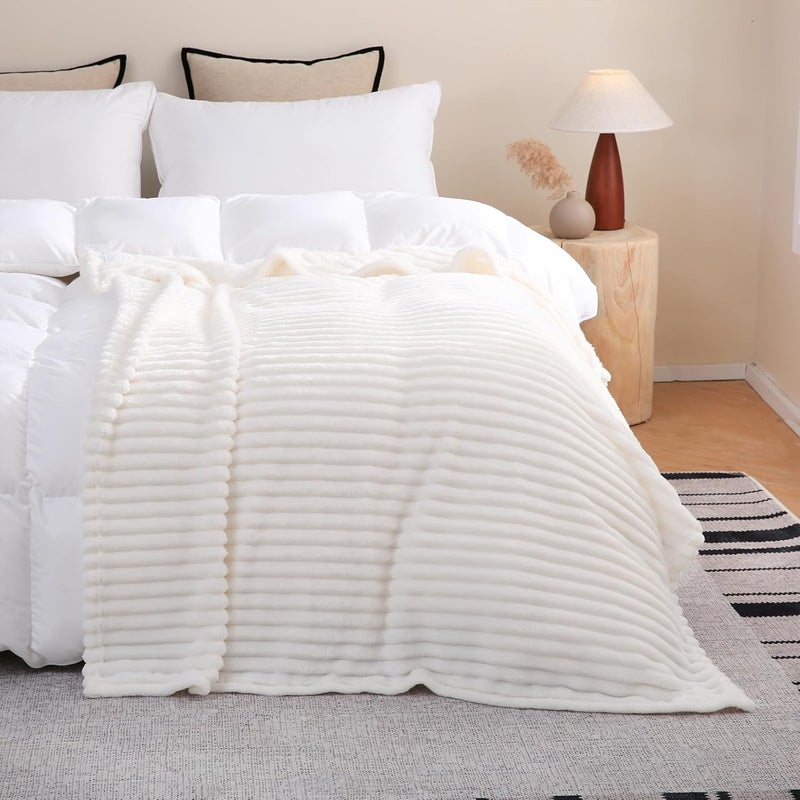 Linecooo بطانية من الصوف باللون الأبيض، مقاس 50” × 70”， مناسبة للأريكة أو السرير، ناعمة جدًا ومريحة، مصنوعة من القطن الميكروفيبر مع تصميم خطوط، خفيفة الوزن، مناسبة للبالغين والنساء والفتيات. - Image 3