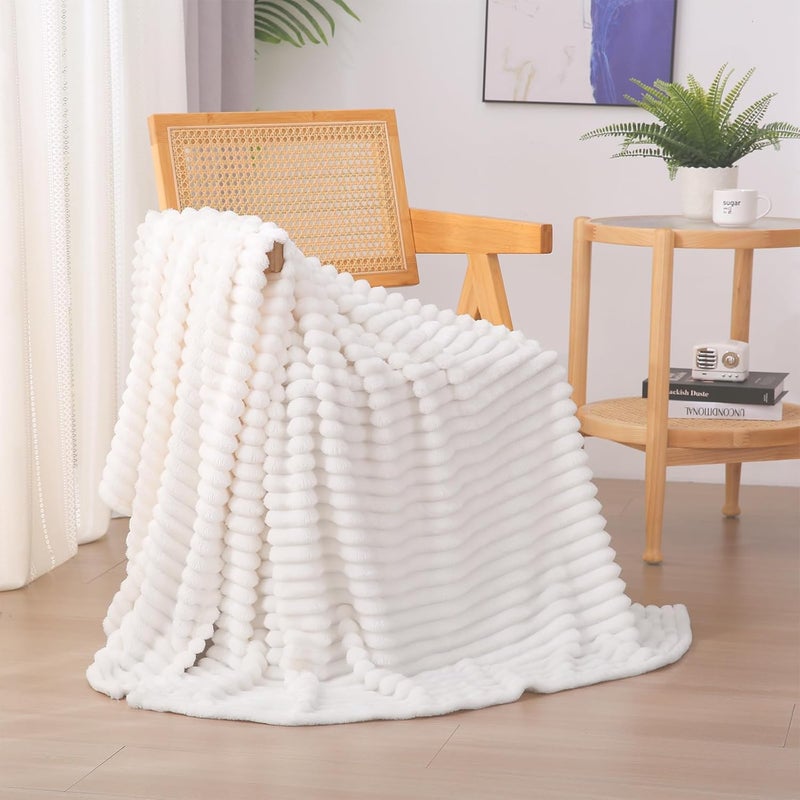 Linecooo بطانية من الصوف باللون الأبيض، مقاس 50” × 70”， مناسبة للأريكة أو السرير، ناعمة جدًا ومريحة، مصنوعة من القطن الميكروفيبر مع تصميم خطوط، خفيفة الوزن، مناسبة للبالغين والنساء والفتيات. - Image 2