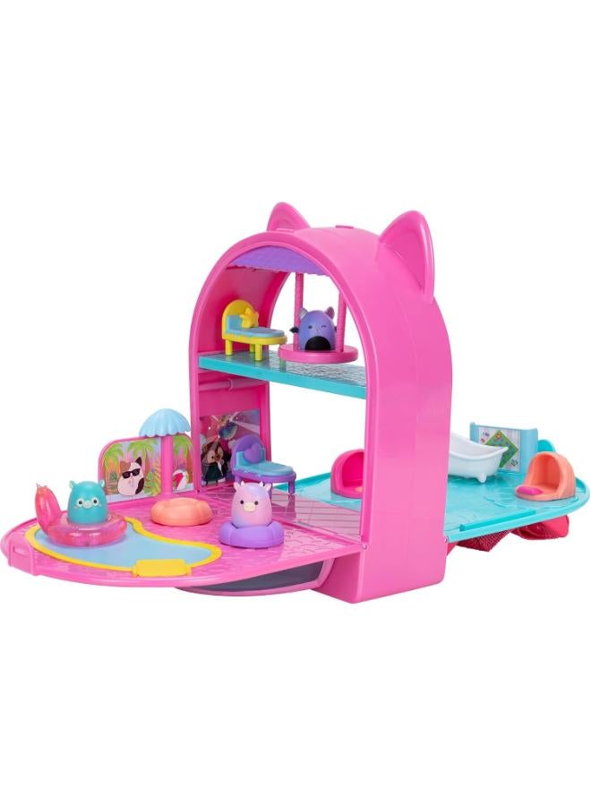 سكويش مالوز مجموعة ألعاب Squish-a-longs Party Pack On-The-Go - السلسلة 1 - ثلاث دمى صغيرة قابلة للضغط بحجم 1 بوصة مع 9 قطع أثاث - اجمع، بادِل، والعب - Image 1