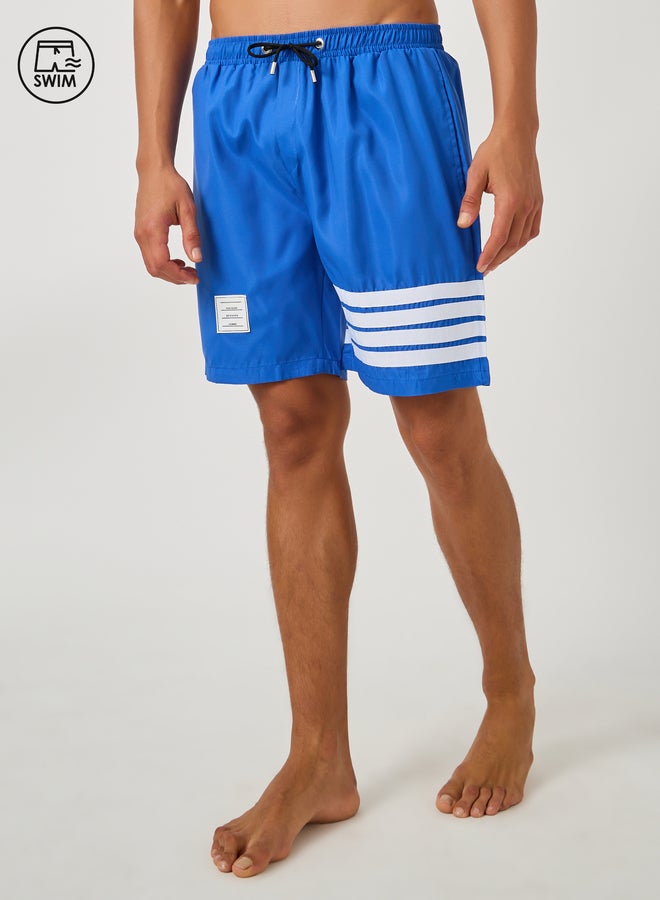 ستايلي شورت سباحة ستایلی مخطط بقصة عادية مع تفاصيل شعار - Image 1