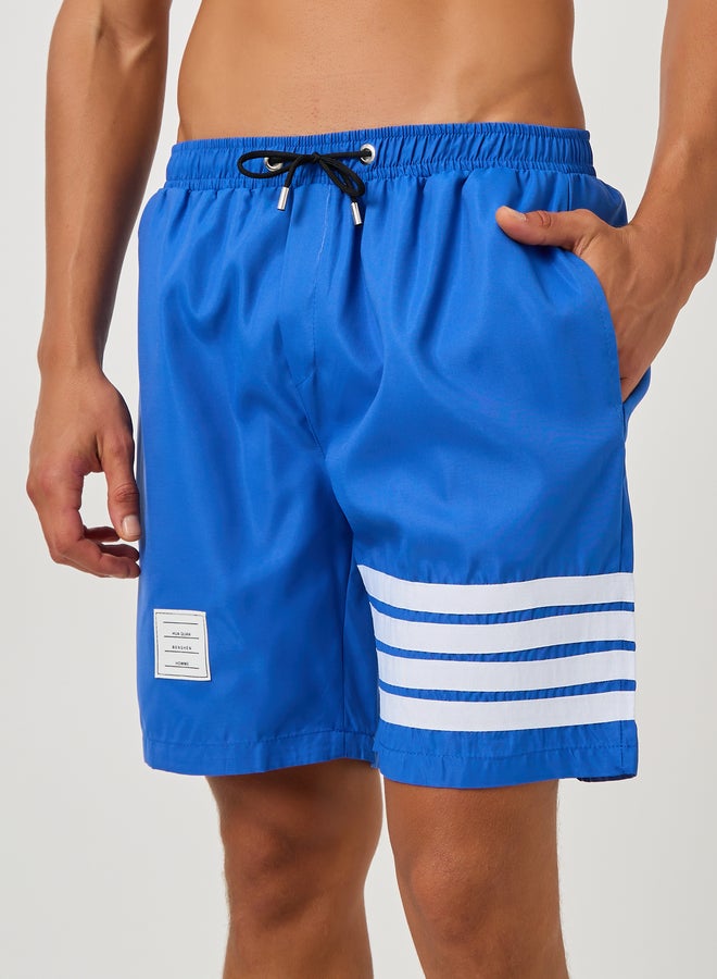 ستايلي شورت سباحة ستایلی مخطط بقصة عادية مع تفاصيل شعار - Image 3