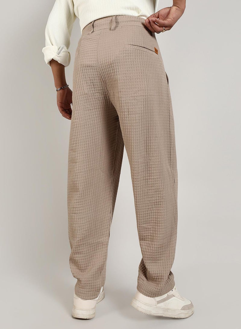 Campus Sutra Campus Sutra Men's Beige Textured Graph Check Trousers For Casual Wear | Tailored Fit | Mid-Rise | Button Closure | Trousers Crafted With Comfort Fit For Everyday Wear - Image 5