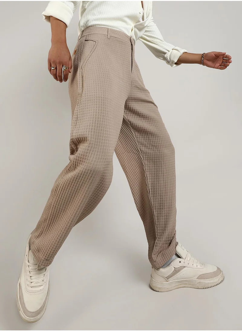 كامبوس سوترا Campus Sutra Men's Beige Textured Graph Check Trousers For Casual Wear | Tailored Fit | Mid-Rise | Button Closure | Trousers Crafted With Comfort Fit For Everyday Wear
