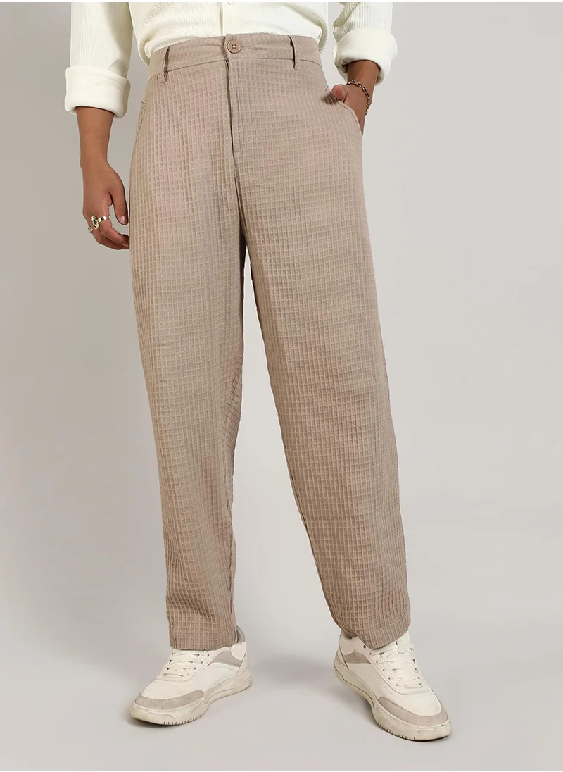كامبوس سوترا Campus Sutra Men's Beige Textured Graph Check Trousers For Casual Wear | Tailored Fit | Mid-Rise | Button Closure | Trousers Crafted With Comfort Fit For Everyday Wear