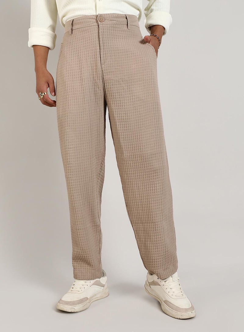 Campus Sutra Campus Sutra Men's Beige Textured Graph Check Trousers For Casual Wear | Tailored Fit | Mid-Rise | Button Closure | Trousers Crafted With Comfort Fit For Everyday Wear - Image 2