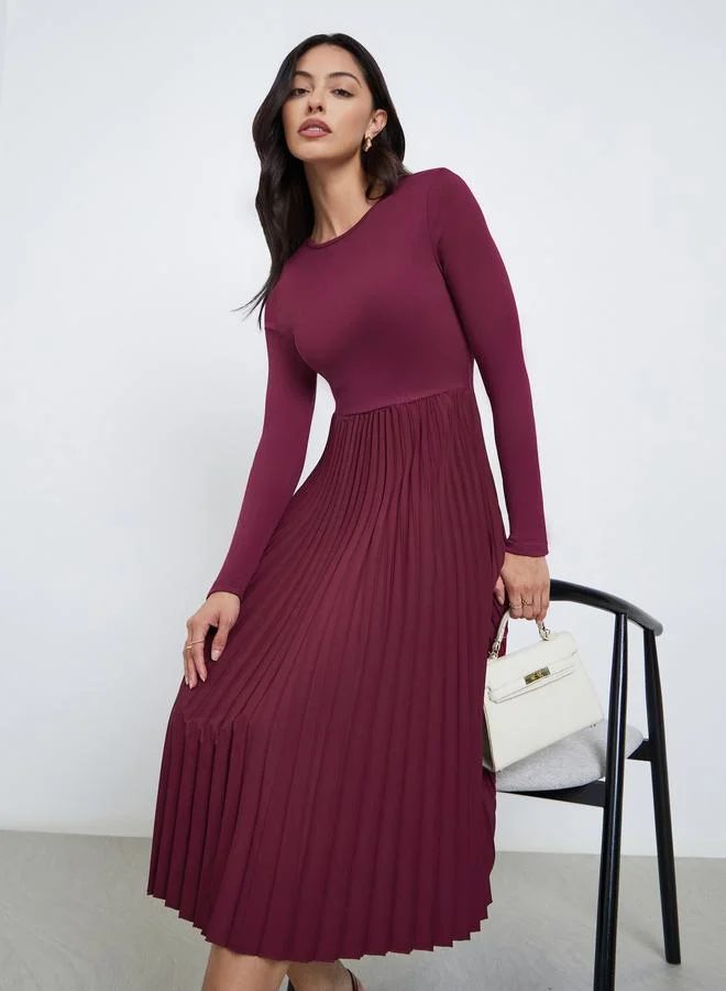 Styli Styli Burgundy Pleated Ribbed Knit Midi Dress