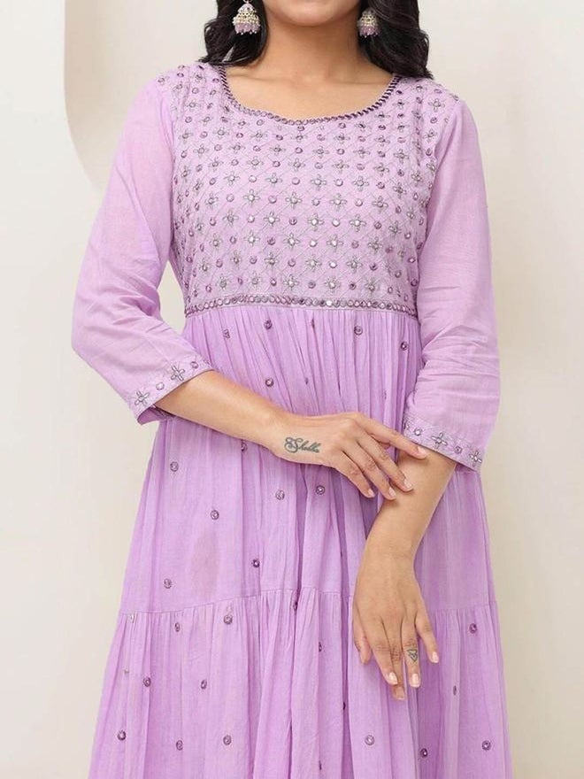 آي شين فستان ماكسي  بطبقات وتطريز بنفسجي - Image 4