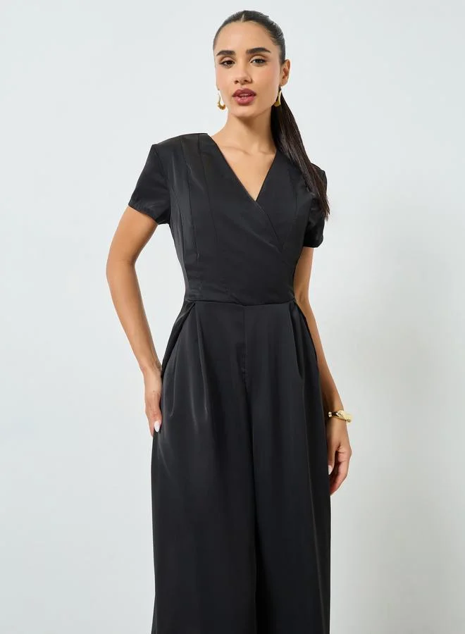 ستايلي جمبسوت بأرجل واسعة ونمط لف مع أكمام قصيرة