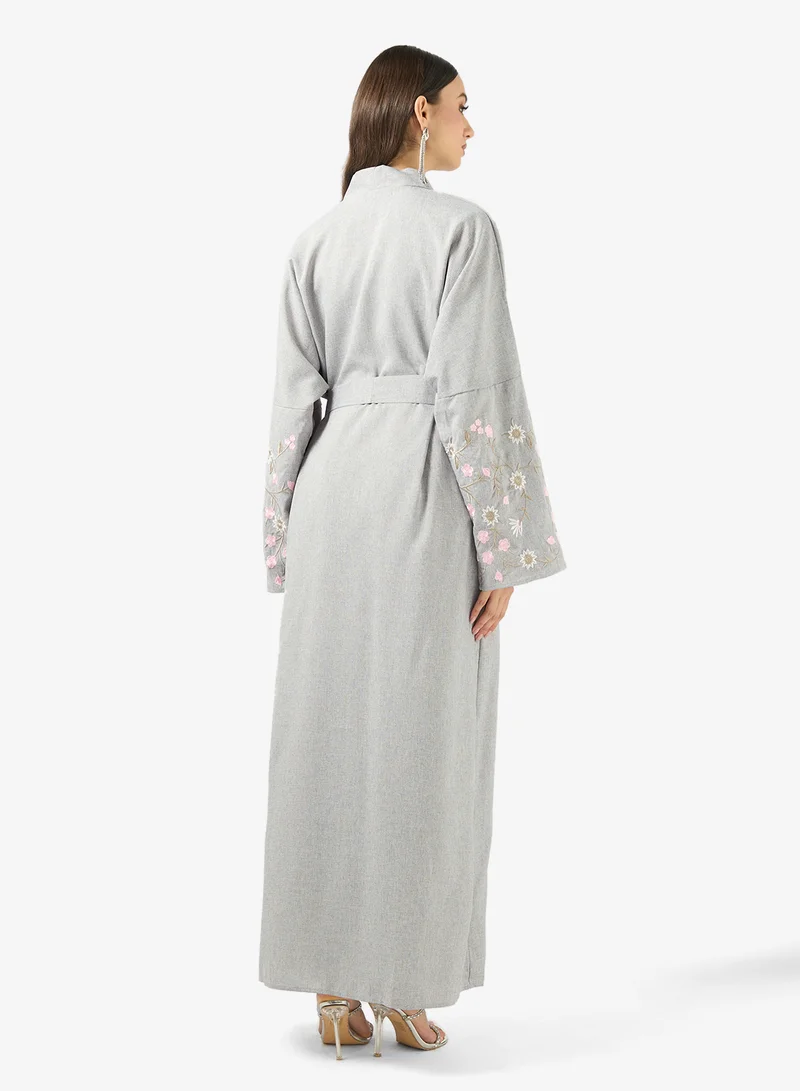 خزانة عباية بأكمام مطرزة بالزهور