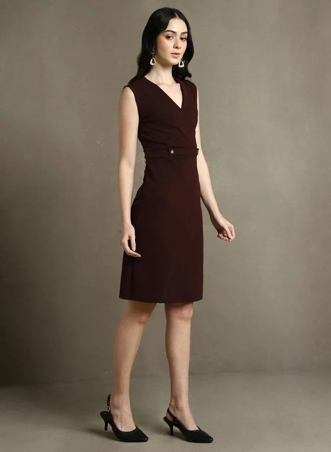 دينيس لينغو فستان بلا أكمام خمري بطول الركبة