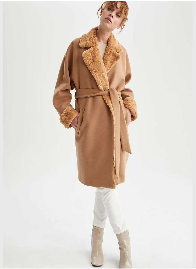 ديفاكتو Faux Fur Detailed Belted Stamp Coat