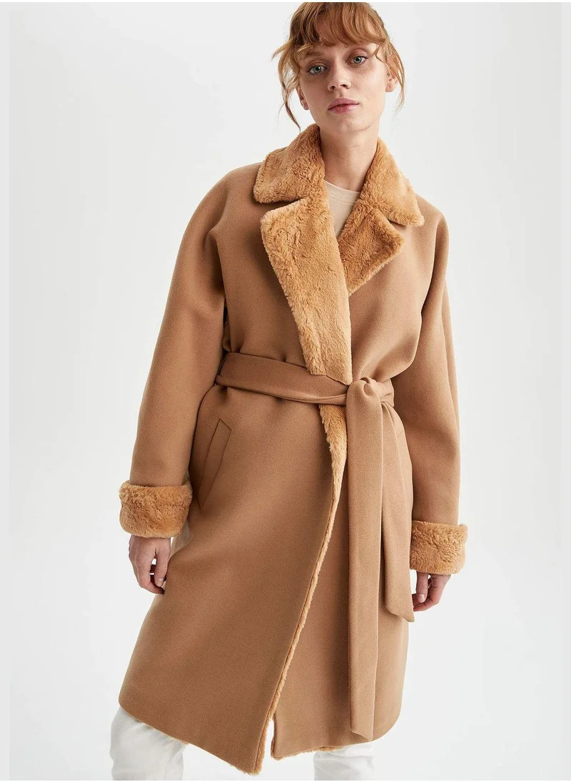 ديفاكتو Faux Fur Detailed Belted Stamp Coat