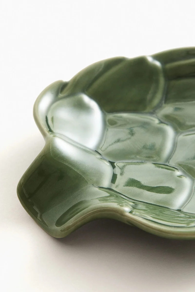 اتش اند ام حامل ملاعق من الفخار بتصميم مجسم.