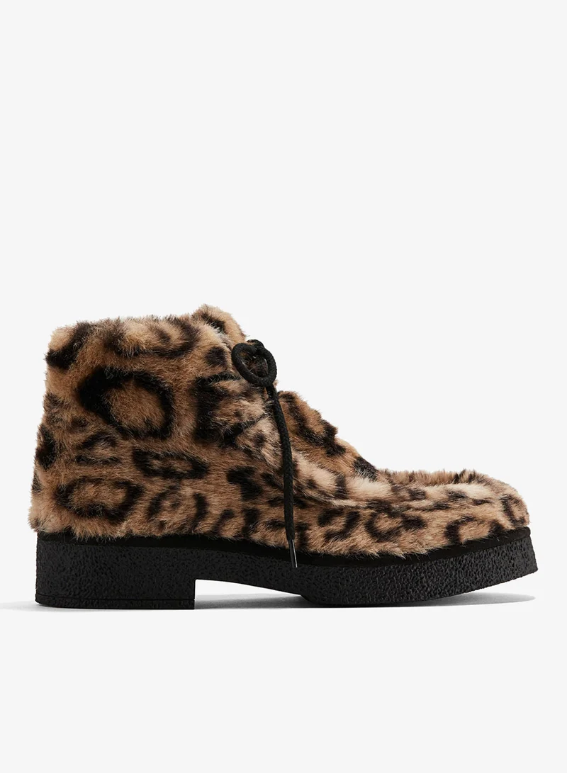 اتش اند ام بووت بأربطة للإغلاق