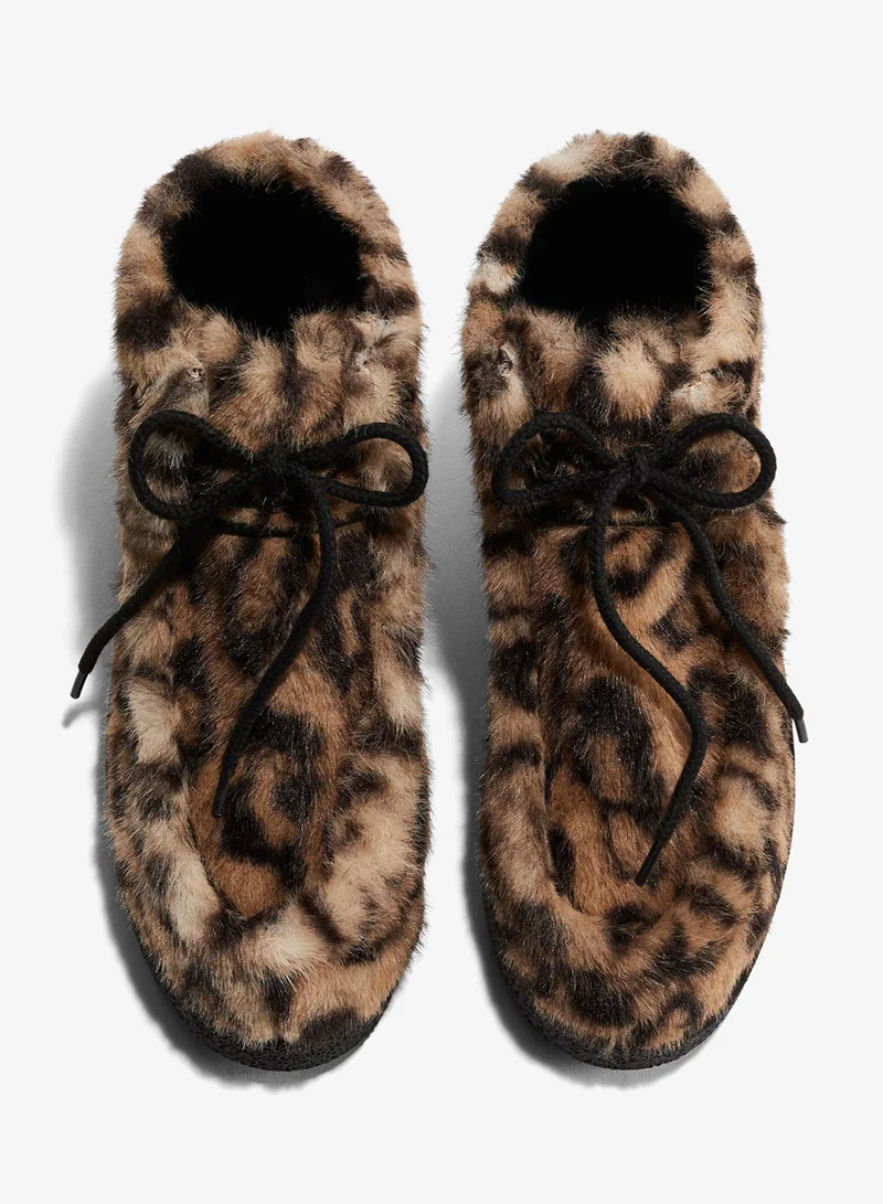 اتش اند ام بووت بأربطة للإغلاق