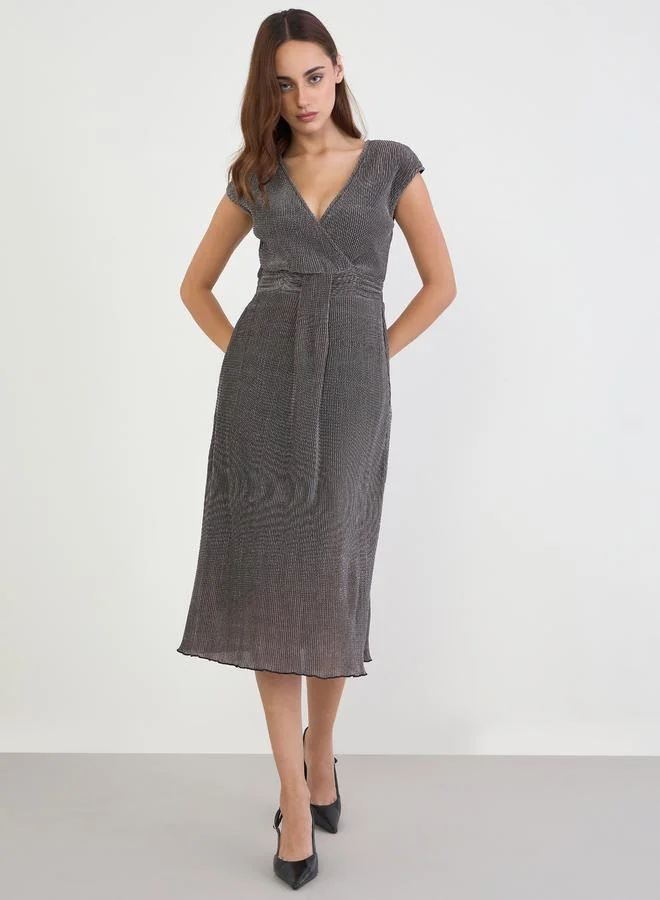 ستايلي فستان ميدي ملفوف بأكمام قصيرة بنسيج بارز