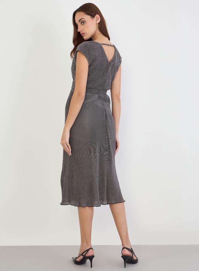 ستايلي فستان ميدي ملفوف بأكمام قصيرة بنسيج بارز - Image 4