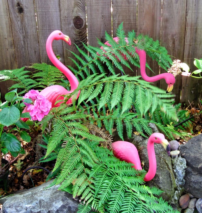 GiftExpress Pink Flamingos Yard Decorations - 2 Pack Small 14" Tall Plastic Flamingo Statue w/Metal Stakes - Lawn Ornaments & Garden Decor for Outdoor Parties - Image 2