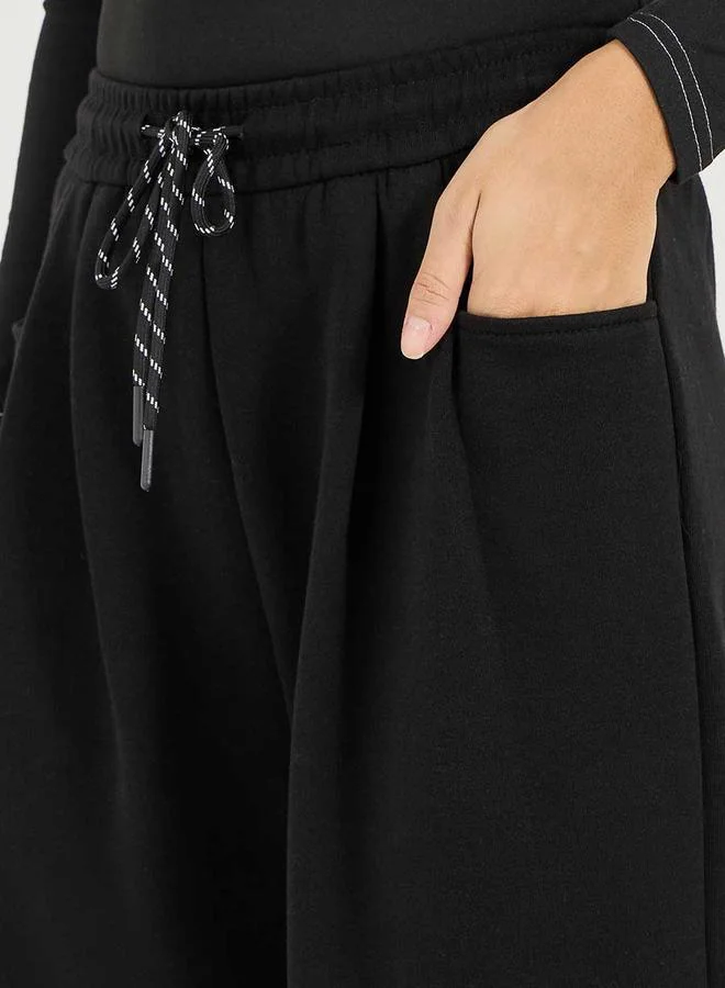 ستايلي جوغر سادة بأرجل واسعة ورباط خصر