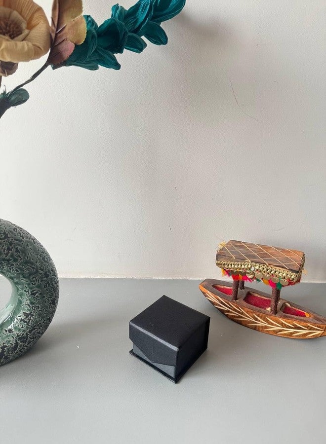 دي أس أس صندوق هدايا لعرض المجوهرات من المخمل الأسود الفاخر، مُصمم خصيصًا لخدمة التسوق عبر الإنترنت من DSS. - Image 5